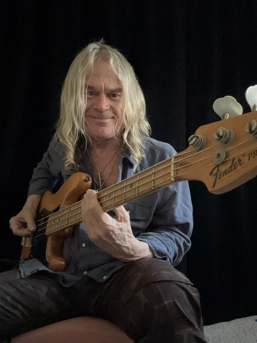 FretlessMonster's tweet image. Sometimes the recording session calls for fretted bass w a pick (&amp;amp; new strings). Had this @fender P Bass for 50 years. Been using @drstrings Sunbeams for 30+ years @jimdunlopusa picks for long time. Whatever the music needs. Precision Decision 😂👏🏻🤪 #fretlessmonster  #recording