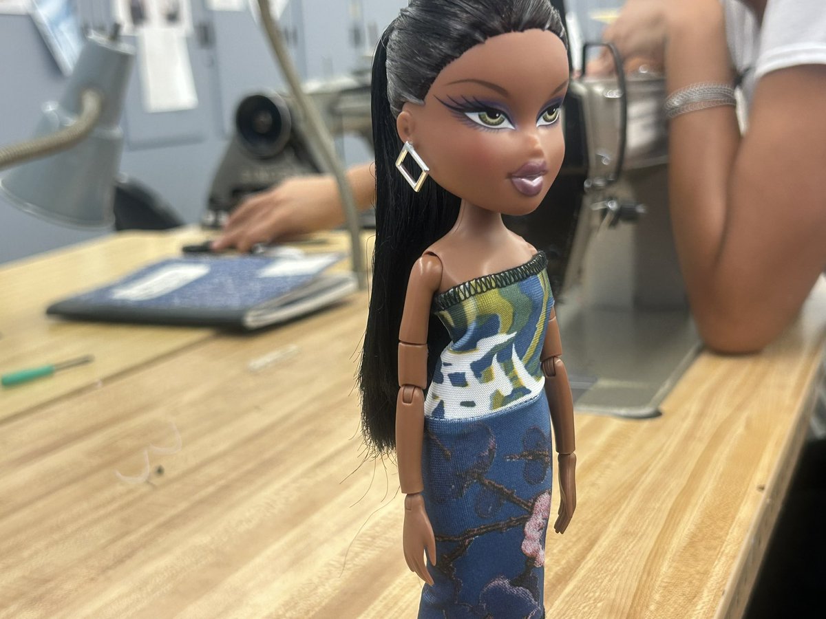 diegoagog0's tweet photo. got free time in class and made sasha a dress https://t.co/lJpNCmJi05