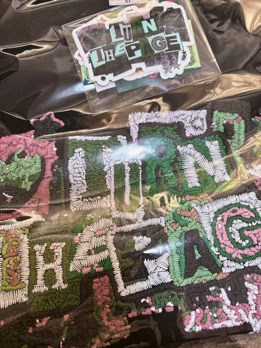 SIRUPのグッズ到着。 ロンTもステッカーもすごく良くて、ライブが