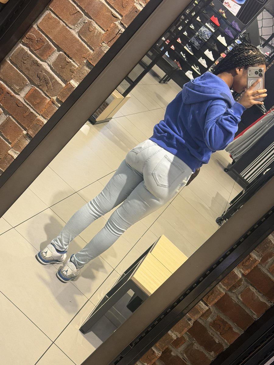 laurynthedoll's tweet photo. A** fat in my jeans. https://t.co/n1J8ZI28o6
