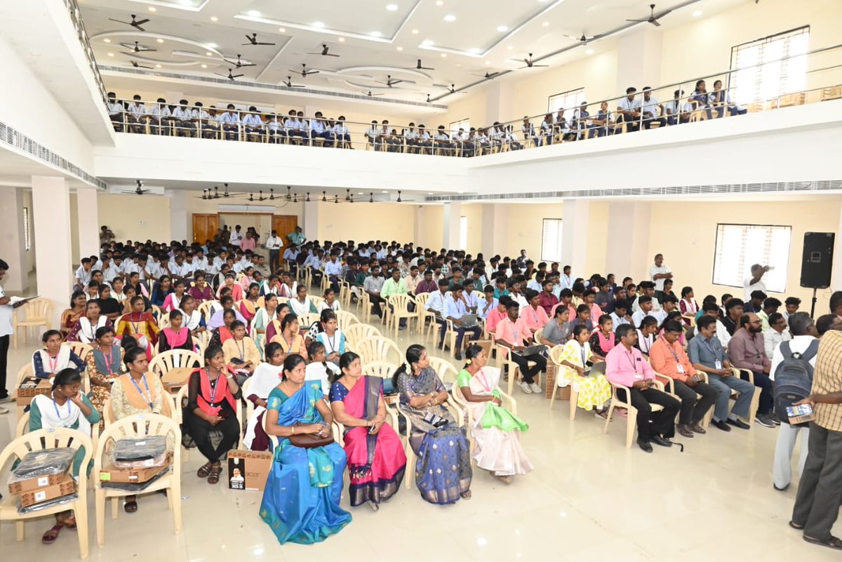 geethajeevandmk's tweet photo. இன்று தூத்துக்குடி மாநாட்டு மையத்தில் வைத்து நடைபெற்ற உலகம் உங்கள் கையின் திட்டத்தின் கீழ் கல்லூரி மாணாக்கர்களுக்கு மடிக்கணினி வழங்கும் விழாவில் கலந்துகொண்டு மடிக்கணினிகளை வழங்கிய போது.
@mkstalin
@Udhaystalin
@KanimozhiDMK
@arivalayam
#2026DMK #தமிழ்நாடு_தலைகுனியாது #MKStalinEra #DMK4TN #DMKfor2026
