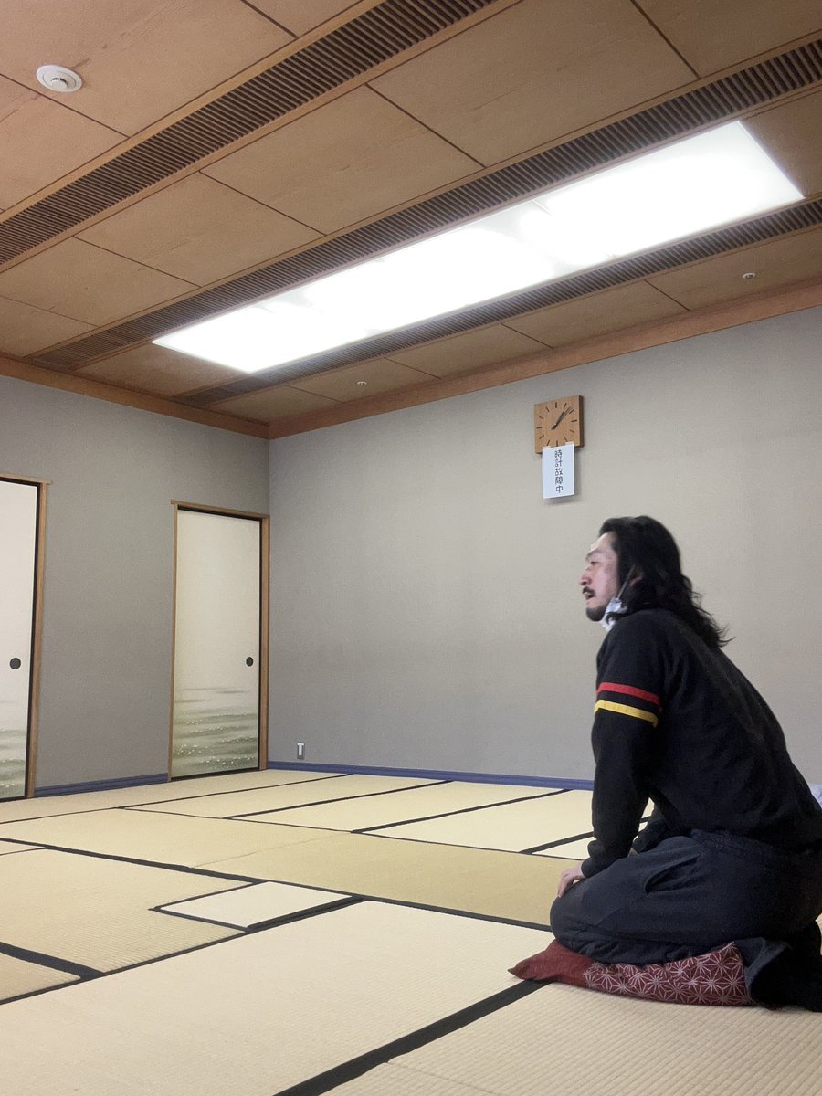 時計故障中の部屋で稽古中。（自撮り）