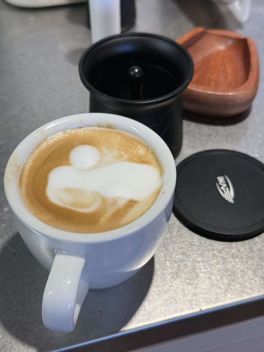 朝、KALDI エチオピア アダドのカフェオレをプアオーバーで飲んだのに（意外と酸味少なめでスッキリ美味い）昨日買ったSTARBUCKS ブロンドエスプレッソローストが気になっちゃってカフェラテも淹れてしまいました。エスプレッソとしては酸味強めだけどミルクフォーム入れるとちょうどいい苦味がいい！