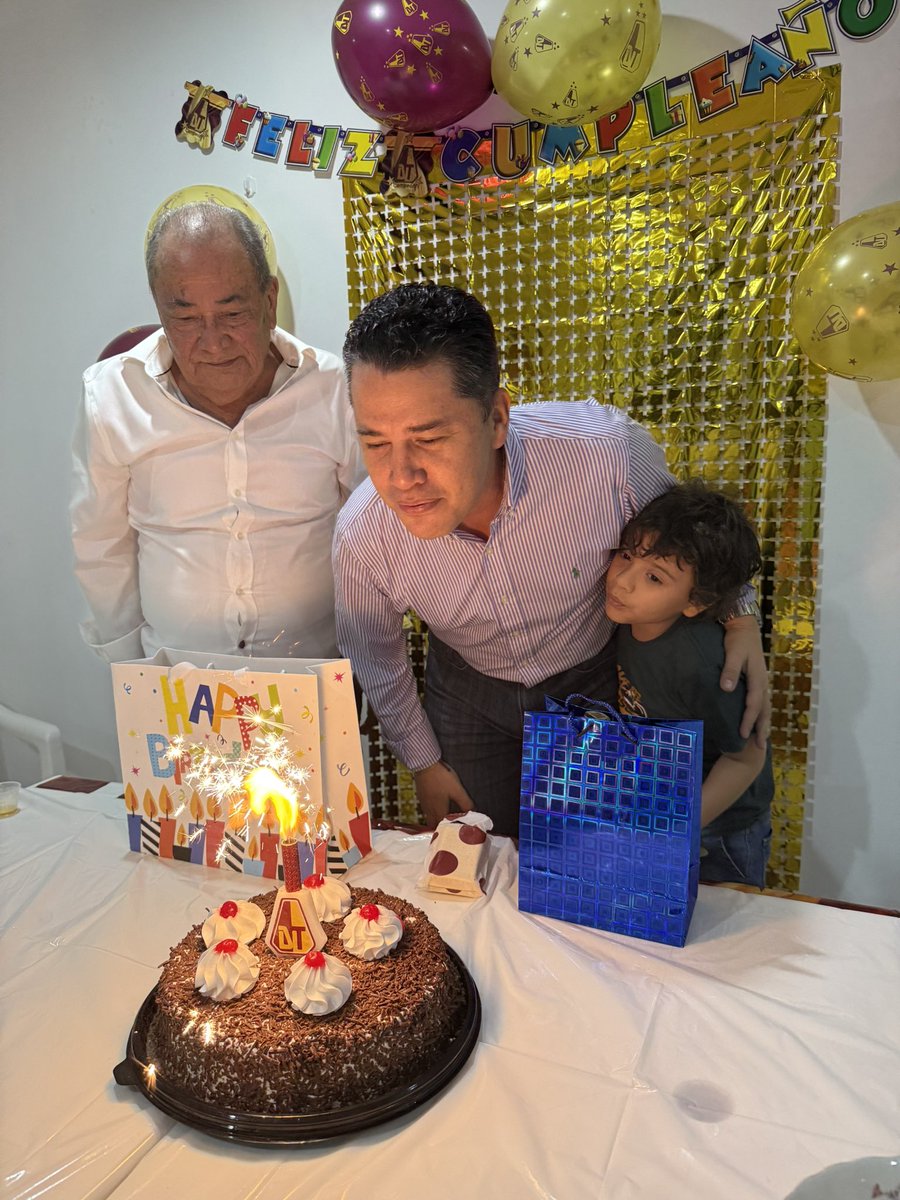Quiero agradecer d corazón a quienes se tomaron un instante d sus vidas para felicitarme en mi cumpleaños. Fue un día maravilloso, rodeado d muchos d ustedes y d mi hermosa familia. Cada mensaje cada gesto y cada abrazo hicieron d este cumpleaños un día verdaderamente inolvidable