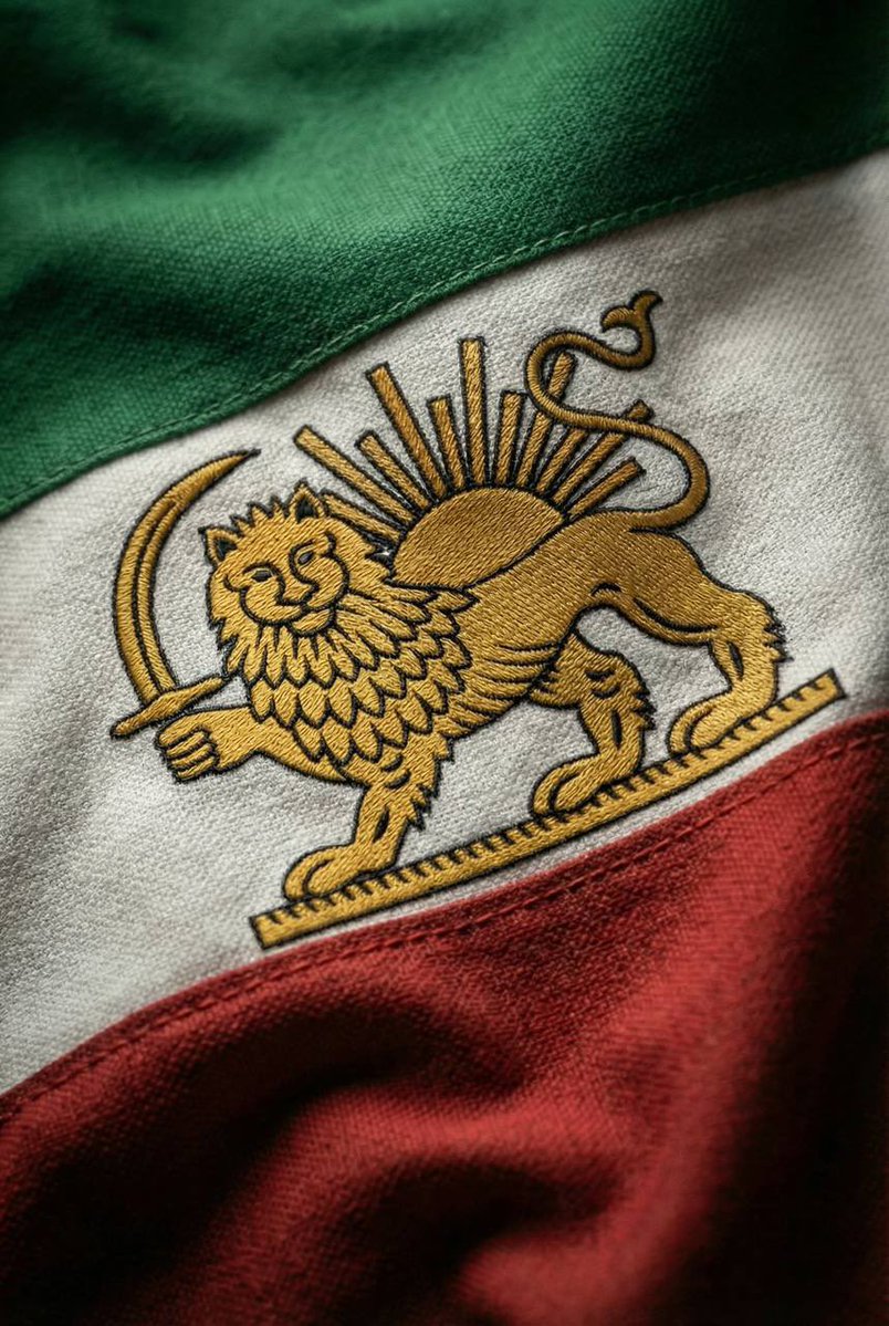 پرچم سه‌رنگِ ایران با شیر و خورشید یک «طرح سلیقه‌ای» نیست؛ یک سندِ هویتی‌ست که مسیرِ تاریخیِ ایران را خلاصه می‌کند از نمادهای کهن تا دولت مدرن.

🕰️ تاریخچه:

نشانِ شیر و خورشید قرن‌ها در فرهنگ، سکه‌ها، مهرها و پرچم‌های ایران دیده می‌شود و از دوره‌های مختلف، به‌خصوص در دوران‌های