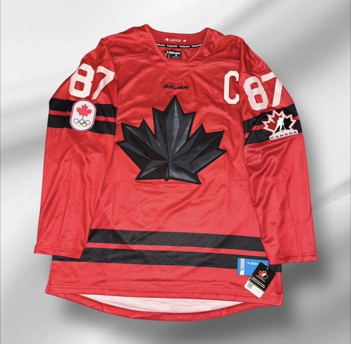 MadelnCanada's tweet image. 🚨TEAM CANADA JERSEY GIVEAWAY🚨

We’ve decided to giveaway an official BAUER Team Canada 2026 Olympic jersey with any player on the back! 🇨🇦 🇨🇦 

To enter: 

1. FOLLOW @MadeInCAD &amp;amp; @MadelnCanada ⬅️
2. LIKE ❤️ &amp;amp; RT 🔄 this tweet.
3. Reply with your size &amp;amp; player! 

Good luck! 🇨🇦🇨🇦