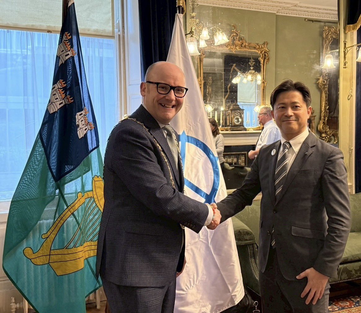 akihito_uesada's tweet photo. レイ・マカダム ダブリン市長と面会し、小泉八雲をご縁にした両市の交流・連携を提案しました。

イベントを通じた文化交流、学生のホームステイ、産業・観光面のビジネス連携、環境分野の技術交流について検討を図る予定です！

気候や気質など親和性の高い両市に有益な協働の形を探ってまいります！ https://t.co/5w3Z31Bllb