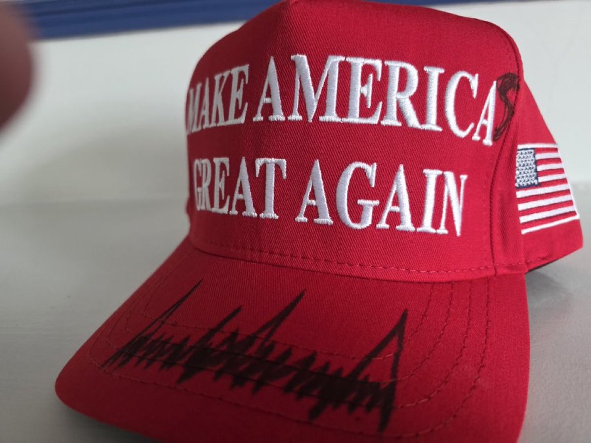 AlertaNews24's tweet photo. 🇺🇸🇨🇴 | El presidente colombiano Gustavo Petro dice que el presidente Donald J. Trump le dio una gorra firmada “Make America Great Again” durante la reunión de hoy en la Oficina Oval de la Casa Blanca, a la que rápidamente le agregó una “S”, lo que hace que diga “Make Americas Great Again” en una referencia tanto a América Central como a América del Sur, junto con América del Norte.