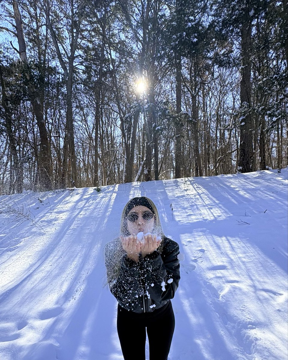 Majopesantezz's tweet photo. Botando nieve como si no dolieran las manos ❄️😂 https://t.co/o8MIslureq