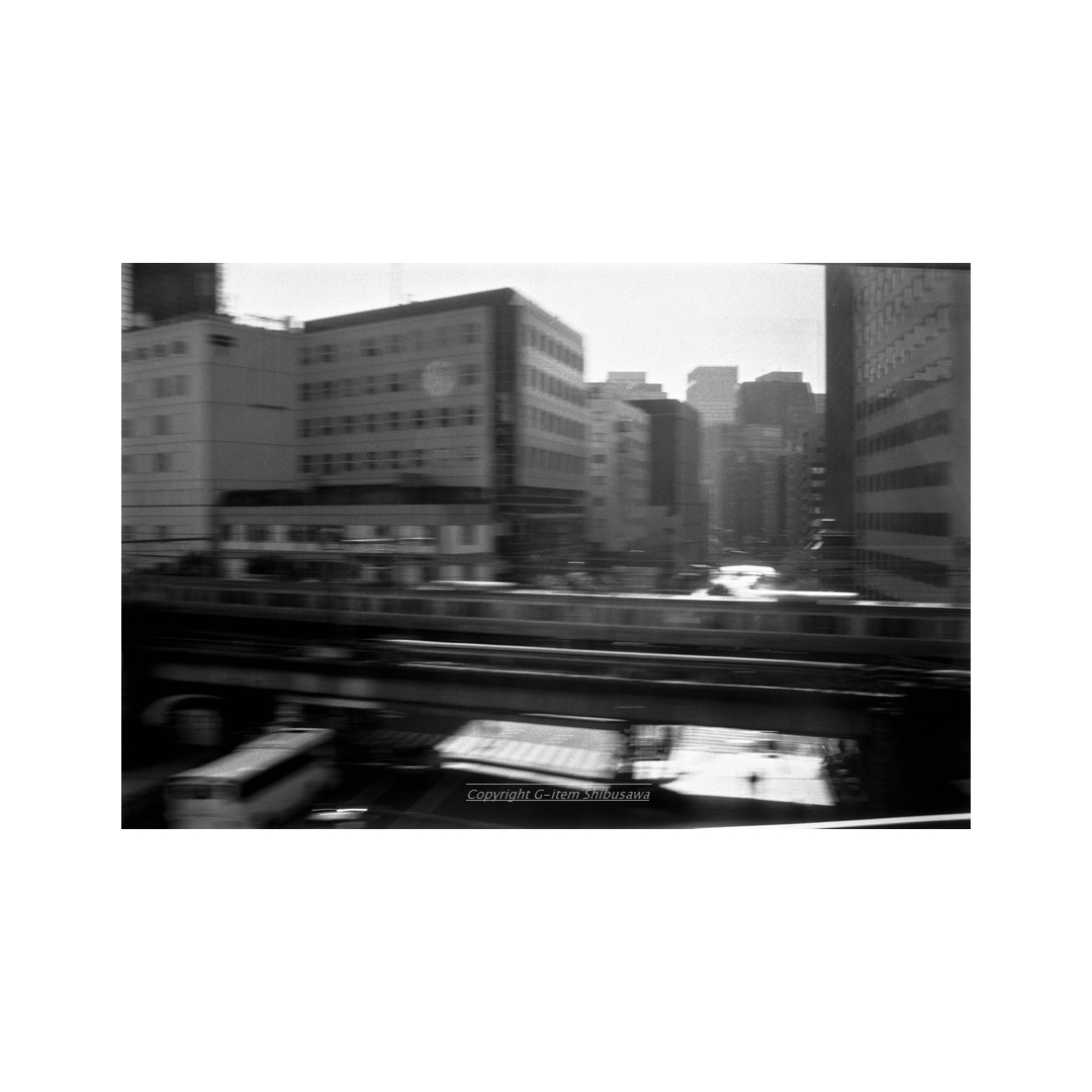 shibu_g_item's tweet photo. View From Train
around Kanda, Tokyo
#車窓 #viewfromtrain
#streetphotography #scenery
#tokyo #japan
#fomapan #fomapan100
#filmphotography #filmphoto
#blackandwhite #blackandwhitefilm
#blackandwhitephotography
#blackandwhitephoto
#PENTAX #K1000
#voigtlander
#voigtlanderultron40mm https://t.co/7yNgPnkgwk