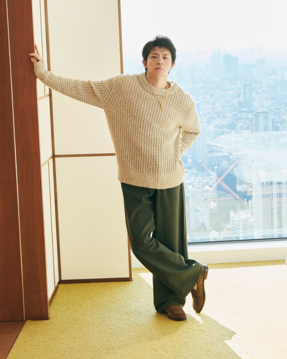 えーんかっこいい😭 このニットも好き😭 指が細くて長くて綺麗で好き😭