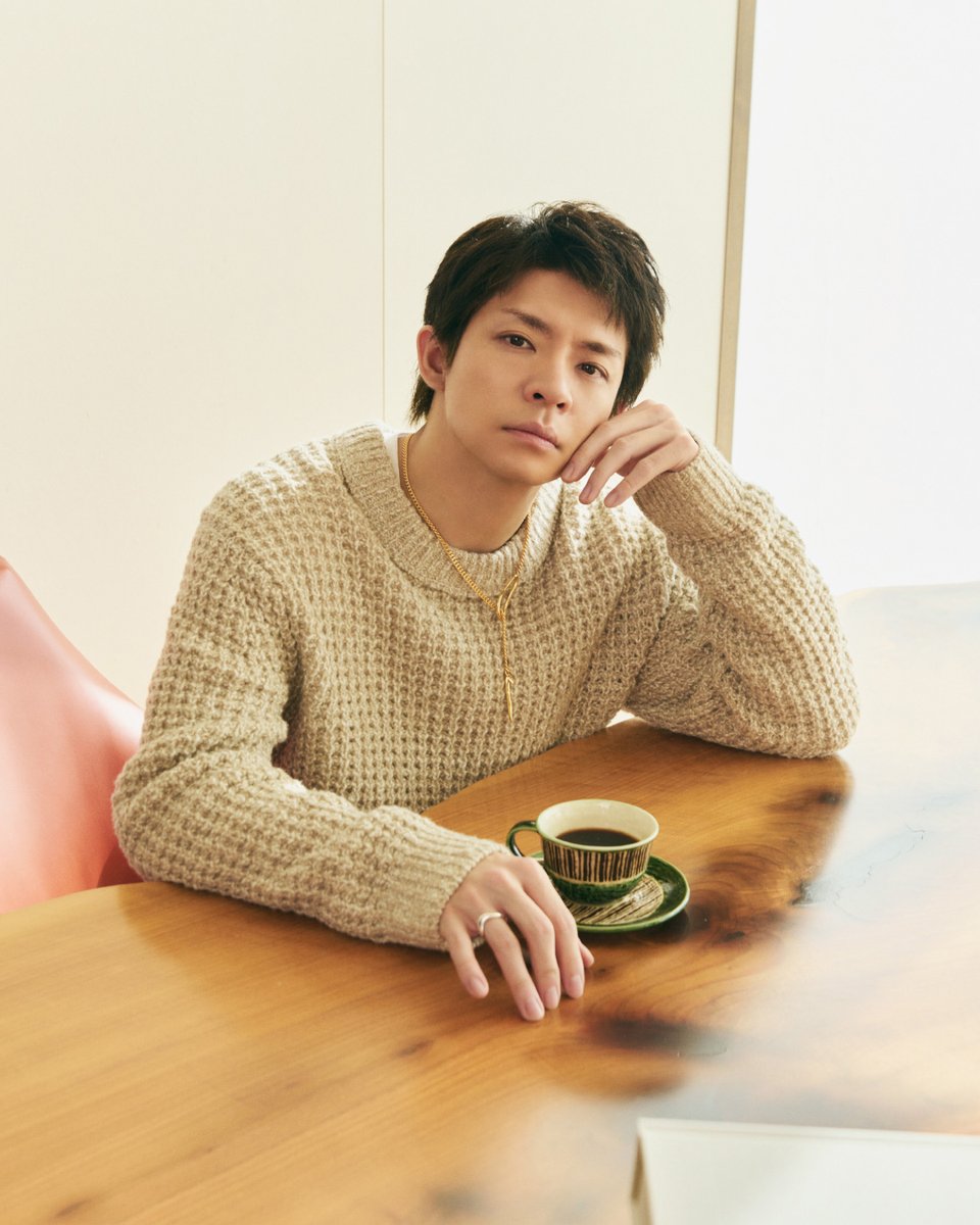 えーんかっこいい😭 このニットも好き😭 指が細くて長くて綺麗で好き😭