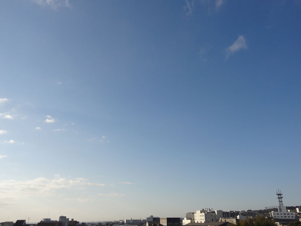 【2026年02月04日09時の空】日立市役所は、晴れています。高気圧に覆われますが、湿った空気の影響があるため、今日の日立市は、晴れますが、次第に雲が広がりやすくなってくる見込みです（市役所での最高気温１３℃）。明日は、晴れ時々曇りの予想です(最低気温１℃、最高気温１５℃）。#日立市天気