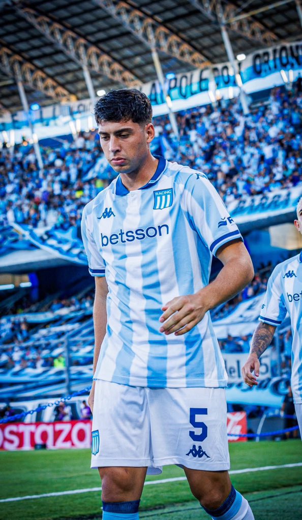 LeandroAdonio's tweet photo. Las negociaciones entre #Racing y #Gremio están muy avanzadas, pero todavía no hay acuerdo entre los clubes.

💰 La última oferta del conjunto brasilero 🇧🇷 fue de USD 8.000.000 + 2.000.000 en objetivos por el 80%.

👉 #Racing pretende ese monto limpio, descontando impuestos. https://t.co/U3T6Qtzhe7