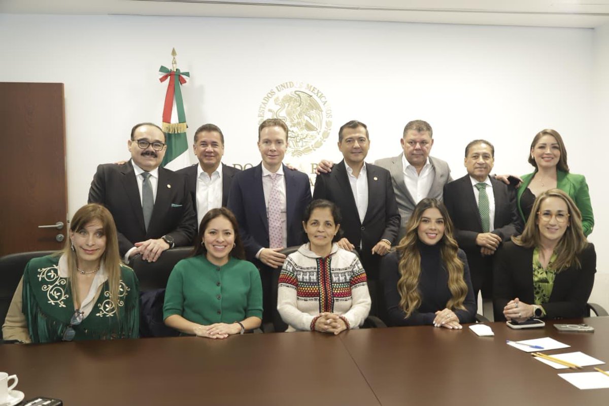 RocioCoronaNkm's tweet photo. Con el Grupo Parlamentario del @partidoverdemex 💚 arrancamos este nuevo periodo legislativo 🏛️📜

#Unidad 🤝, convicción 💪 y trabajo firme 🛠️ para cumplirle a #México 🇲🇽

#PVEM 🌱 #SegundoPeriodo 📅 #LegislarParaServir 🤝
@VelascoM_
@VerdeSenadoMex https://t.co/OAXmlWFxfX