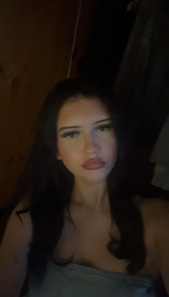 ChavChatTeens's tweet photo. The Face Vs The Pussy 🐱😈
What would you do to her?💦

#chav #ukteen #wankchat https://t.co/wANeNJJrQm