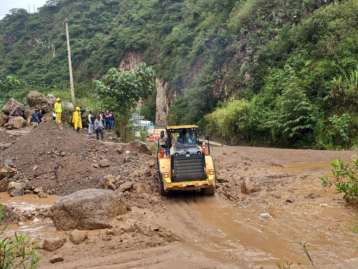 MTC_GobPeru's tweet photo. 🚧 #MTCInforma | Actuamos de inmediato para restablecer el tránsito en carreteras de Amazonas y Cajamarca!

Ante las recientes emergencias generadas por deslizamientos y huaicos, el Ministerio de Transportes y Comunicaciones (#MTC), en coordinación con la concesionaria IIRSA Norte, viene trabajando para normalizar la circulación en la carretera Fernando Belaunde Terry.

🚜 Las cuadrillas, con apoyo de maquinaria especializada, restablecieron el tránsito en el km 286, en Amazonas, siendo el objetivo habilitar ambos carriles a la brevedad. Este esfuerzo se realiza pese a las difíciles condiciones de la geografía por donde pasa esta vía concesionada.