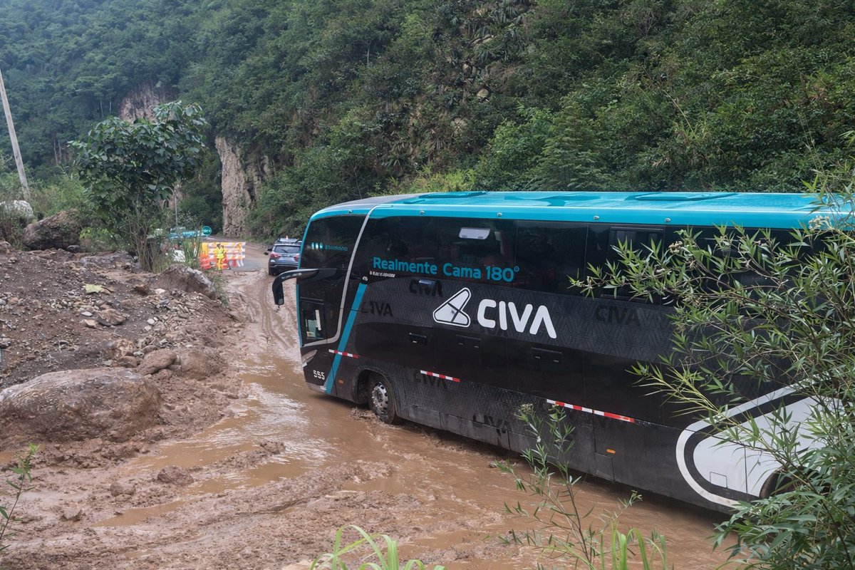 MTC_GobPeru's tweet photo. 🚧 #MTCInforma | Actuamos de inmediato para restablecer el tránsito en carreteras de Amazonas y Cajamarca!

Ante las recientes emergencias generadas por deslizamientos y huaicos, el Ministerio de Transportes y Comunicaciones (#MTC), en coordinación con la concesionaria IIRSA Norte, viene trabajando para normalizar la circulación en la carretera Fernando Belaunde Terry.

🚜 Las cuadrillas, con apoyo de maquinaria especializada, restablecieron el tránsito en el km 286, en Amazonas, siendo el objetivo habilitar ambos carriles a la brevedad. Este esfuerzo se realiza pese a las difíciles condiciones de la geografía por donde pasa esta vía concesionada.