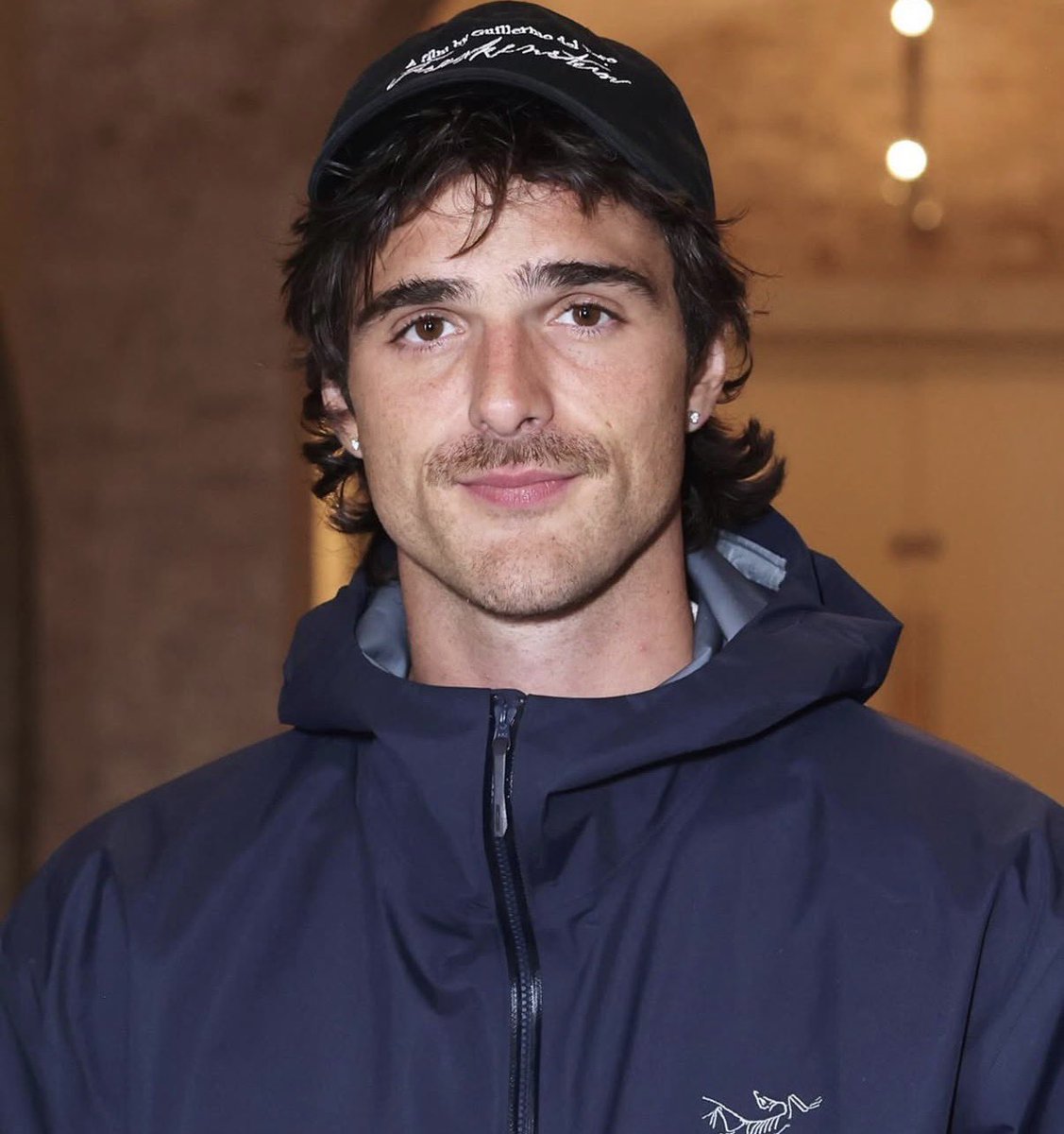 si pudiera andar con jacob elordi aún con la certeza de que me arruinaría la vida yo pensaría “sabes qué? a qué venimos a este valle de lágrimas si no es a sufrir?”