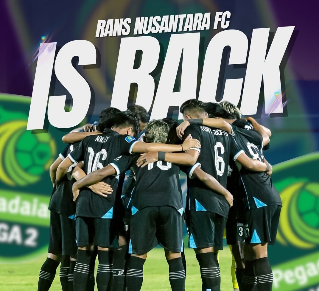 Olahbolacom's tweet image. Masih ingat RANS Nusantara FC? 
Yah, eks peserta Liga 1 sempat terdegradasi hingga Liga 3. Dan kemarin mereka memastikan tiket promosi ke Liga 2 😎

Kalau lihat manajernya emang ngeri sih 🤭

#RANS #Liga3 #HarunaSoemitro