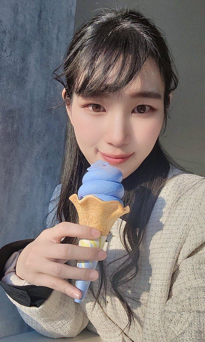 ………………⚘️⚘️⚘️………………
青いバニラアイス。
青いのにバニラの味がしてマジックにかけられます
