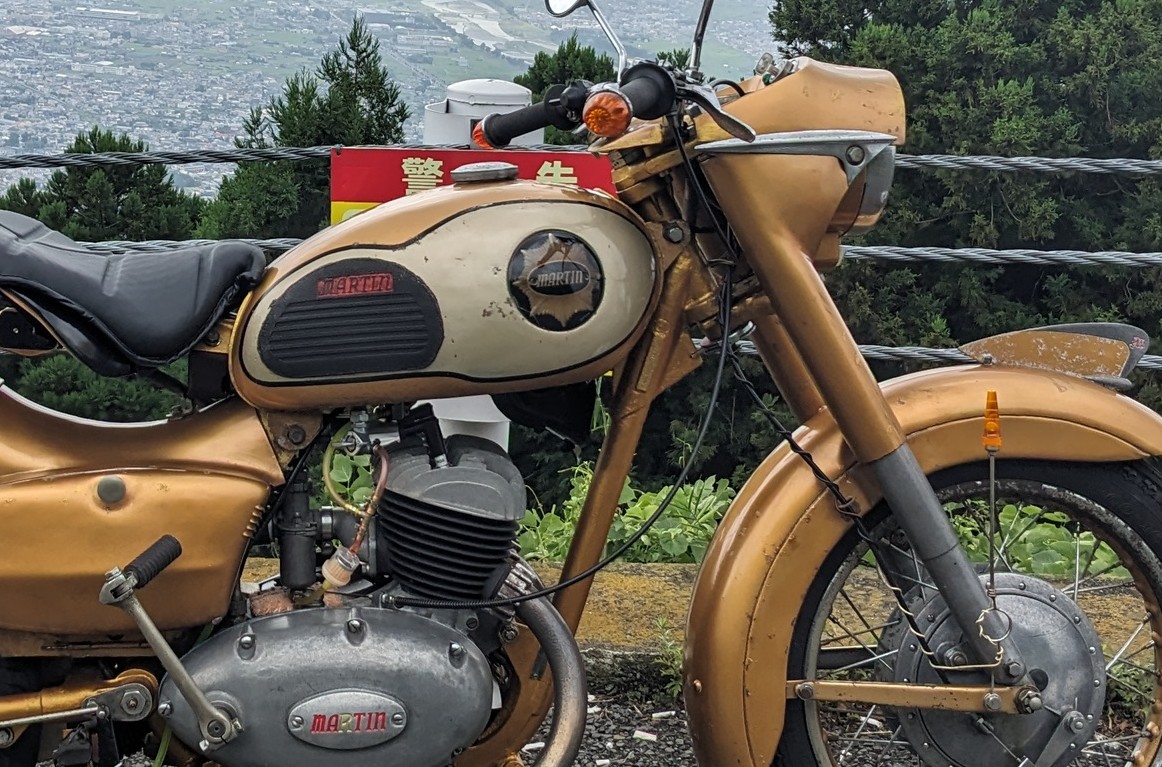 民俗文化研究所　所長であり日本銭湯文化協会理事の町田 忍さんにマーチン号を描いていただきました〜。
ホッコリタッチでよい感じです♪
ありがとうございました〜😉✨✨✨