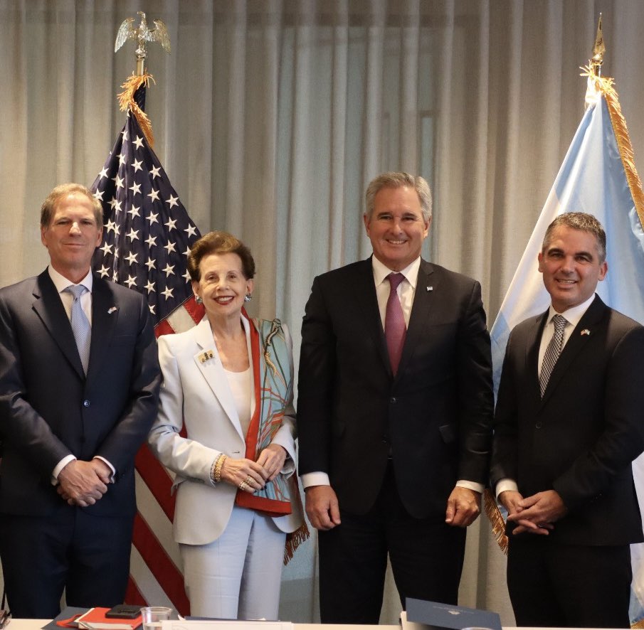 Hoy conversé en el <a href="/AtlanticCouncil/">Atlantic Council</a> con empresas de minería, agroindustria, tecnología, energía y consumo masivo, entre otros sectores estratégicos, y representantes del Departamento de Comercio de EE.UU. (<a href="/CommerceGov/">U.S. Commerce Dept.</a>) y del Banco Interamericano de Desarrollo (<a href="/el_BID/">Banco Interamericano de Desarrollo</a>).

El