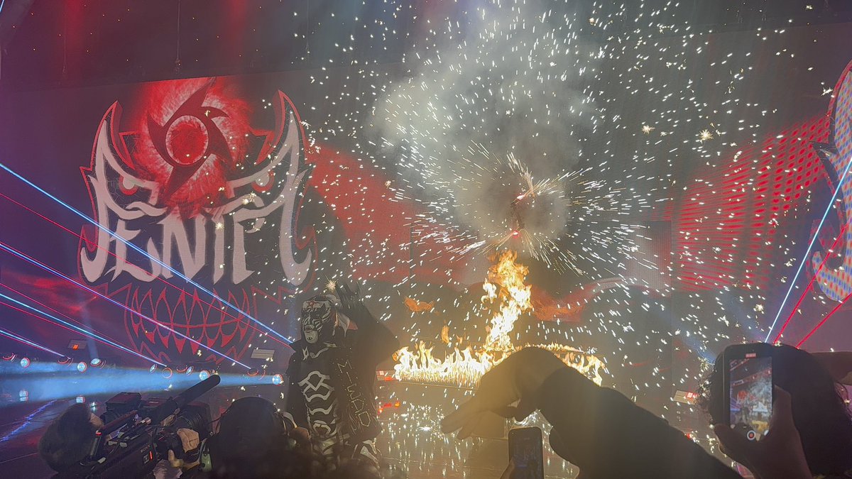 chrisarizzi's tweet photo. Theses pics I took of Penta last night is just way too cold … @PENTAELZEROM https://t.co/qaD4fL9Fi9