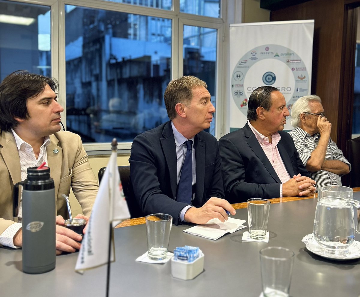 CONINAGRO's tweet photo. #AHORA | Recibimos en nuestra entidad al Ministro de @MInterior_AR @diegosantilli. Mantuvo una reunión con Consejeros y #Productores de todas las Economías Regionales de nuestro país, quienes le expresaron propuestas e inquietudes sobre la situación actual del sector #cooperativo agropecuario. 🚜🤝🏻🇦🇷