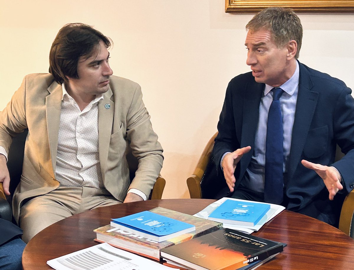 CONINAGRO's tweet photo. #AHORA | Recibimos en nuestra entidad al Ministro de @MInterior_AR @diegosantilli. Mantuvo una reunión con Consejeros y #Productores de todas las Economías Regionales de nuestro país, quienes le expresaron propuestas e inquietudes sobre la situación actual del sector #cooperativo agropecuario. 🚜🤝🏻🇦🇷