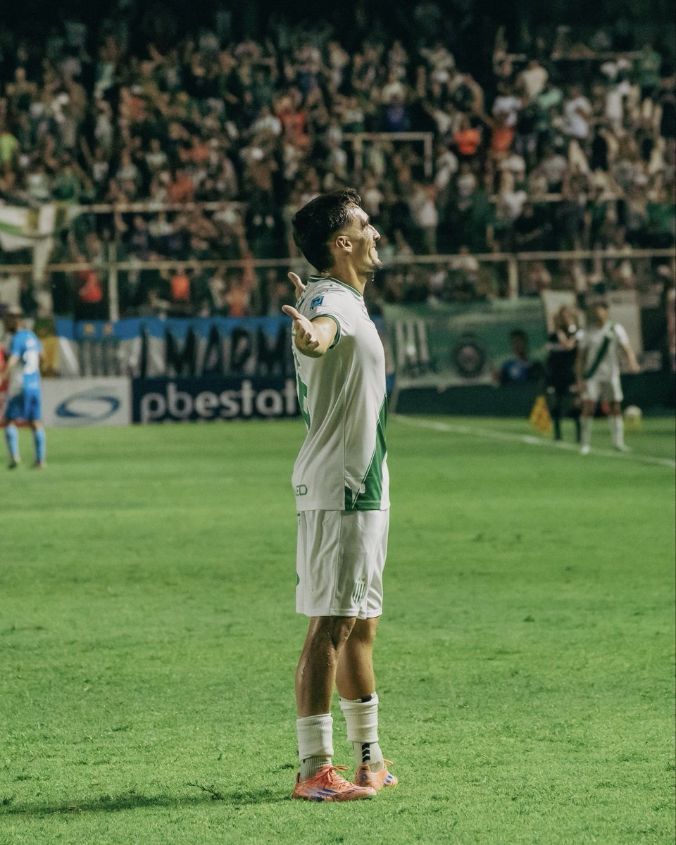 🇳🇬| Merecidisimo el “Uruguayo, Uruguayo”, hace rato lo esperaba.

El mejor jugador de este #Banfield, por su calidad, los goles, pero por sobre todas las cosas, por su ACTITUD.

Gracias, Mauro, segui así!