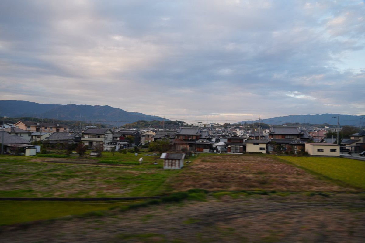 橋本に到着します。駅の手前では紀の川を渡ります。紀の川は