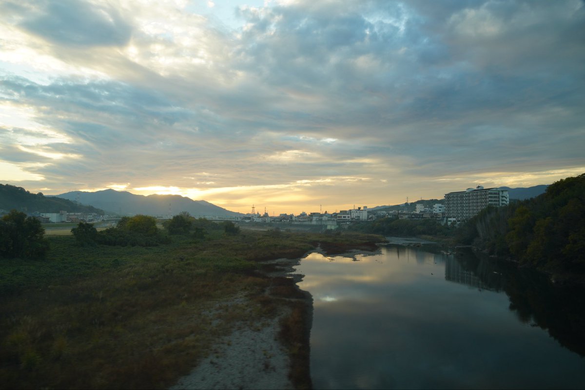 橋本に到着します。駅の手前では紀の川を渡ります。紀の川は