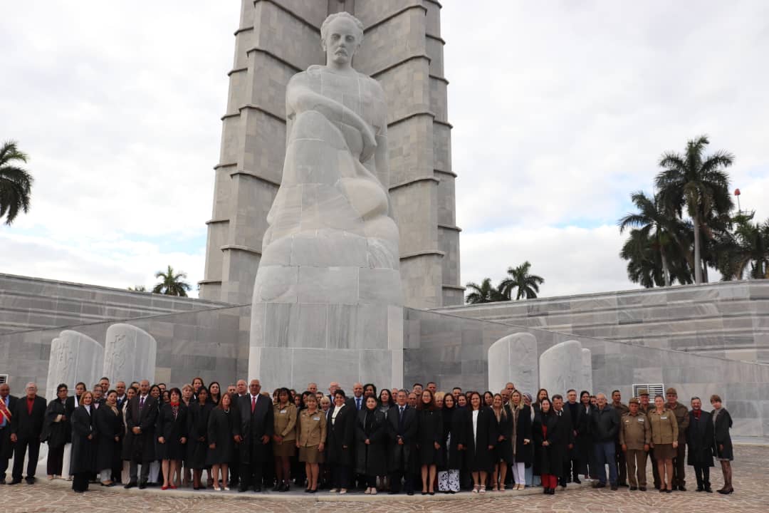 #Hoy en presencia de <a href="/DiazCanelB/">Miguel Díaz-Canel Bermúdez</a>, <a href="/DrRobertoMOjeda/">Dr. Roberto Morales Ojeda</a>, otros directivos, magistrados y jueces;  ante Esteban Lazo, Presidente <a href="/AsambleaCuba/">Asamblea Nacional Cuba</a> juré y cumpliré desempeñar el cargo de Presidente del <a href="/TSupremoCU/">TSupremoCU</a>, con respeto a la Constitución y el Código de Ética Judicial. 🇨🇺