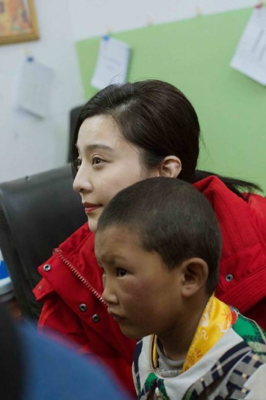 심지어 판빙빙도 천억대 추징금 시원하게 내시고 꾸준히 선행을 하고있고 몇년동안 티벳 및 낙후지역 어린이 수백수천명의 심장 수술비를 내주고 있음. 부, 권력, 명예를 쥐었는데 인간이길 포기하고 싶은 자들은 남들도 다 그런줄 아는게 제일 한심함.