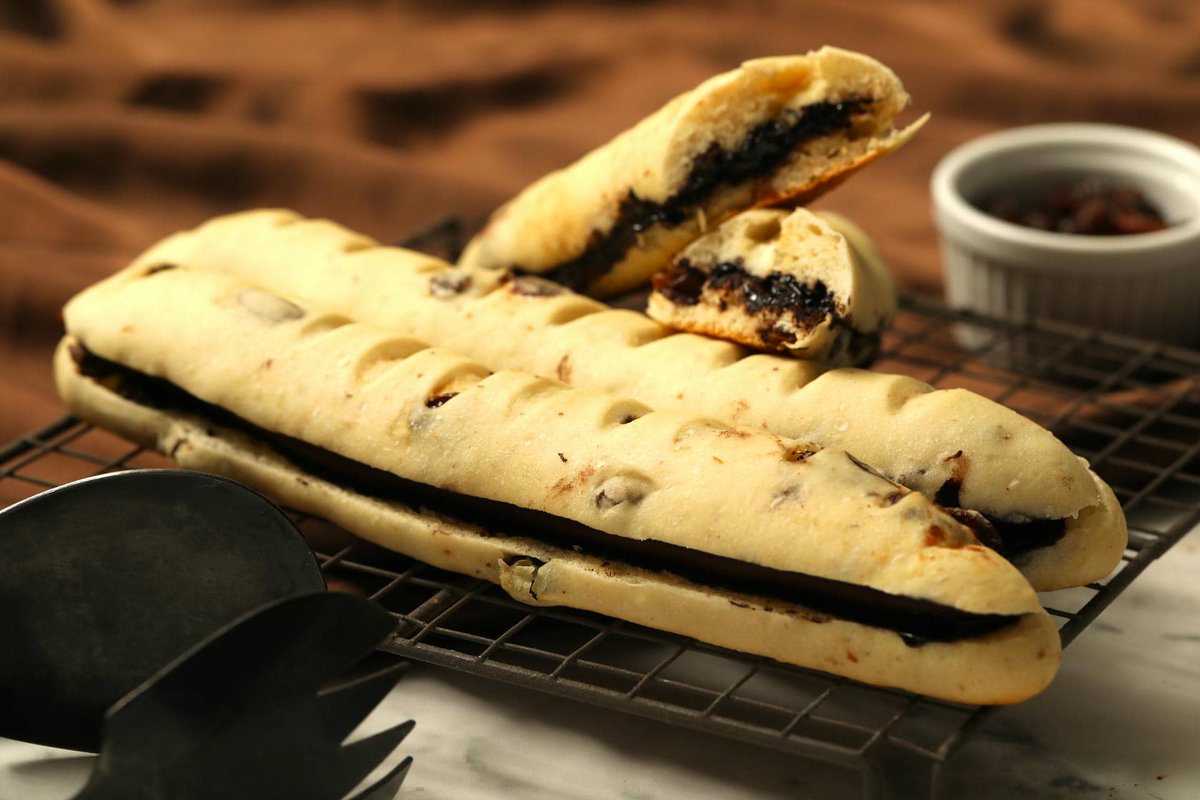 【グランディール】
 🥐～米粉の生チョコレーズンスティック～🥐
2月限定！米粉の生チョコレーズンスティック新発売🍫
ラムレーズンの甘酸っぱさ×とろける生チョコ。
ふんわり米粉生地のやさしい甘み。
コーヒーと楽しむ大人のご褒美パン。
280円(税込)にて販売中！
是非この機会にご賞味ください🥰