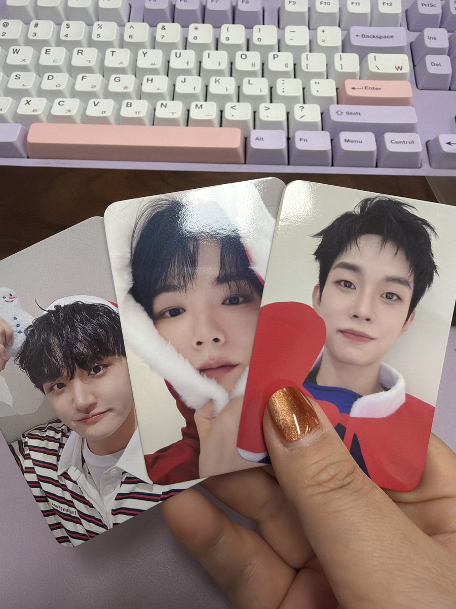 귀여운건 두배여야함
퍼뮤스때 선물받을 줄 몰랐던 이 포카..
위치폼에서 산거 이제 받아서 두배가 됨