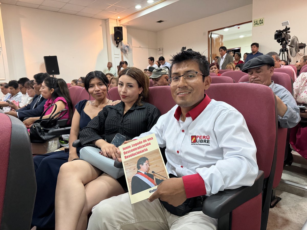 SebastianMarech's tweet photo. #LoÚltimo 🔴|
Presentación del libro “Junín: Legado de una descentralización revolucionaria” de @VLADIMIR_CERRON éxito total y próximo bestseller de consulta política.
A diferencia de otros candidatos el Dr. Vladimir es un INTELECTUAL,realmente intelectual.
#VamosPorLaRevancha https://t.co/y4VO0aycDS