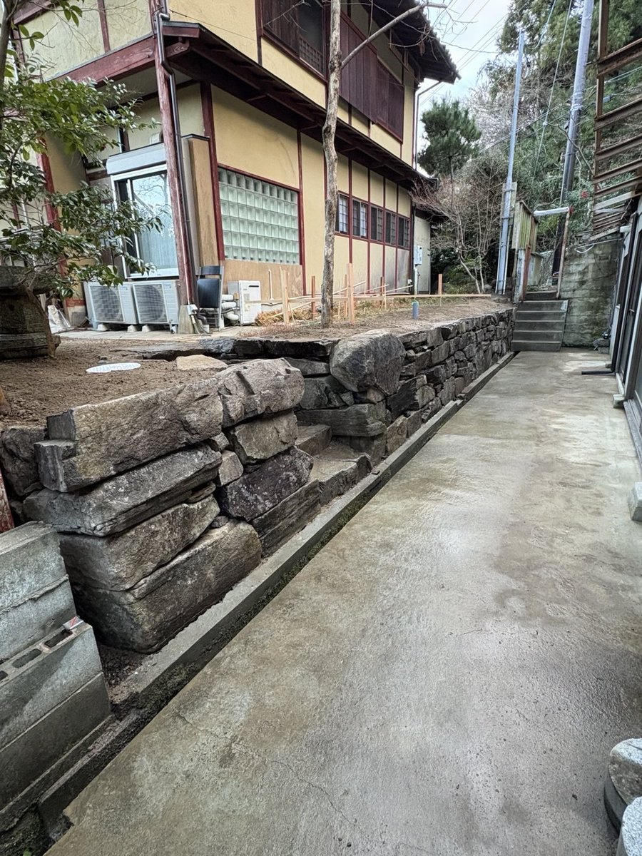 The_Stone_Oishi's tweet photo. Stone by stone, the wall is complete.

Built by hand, with respect for the land and tradition.

A place made to last.

昔ながらの手法で一つひとつ石を積み上げ、
石垣がついに完成しました。#御石 でより快適に過ごせます様に。

#thestone
#kyoto
#JapaneseTradition https://t.co/JZRs1Kpcik
