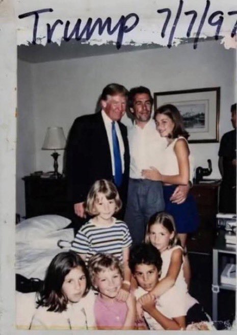joaofig's tweet photo. Mais fotos tiradas em 1997 #EpsteinFiles #EpsteinExposed https://t.co/4YLOcOW6tR