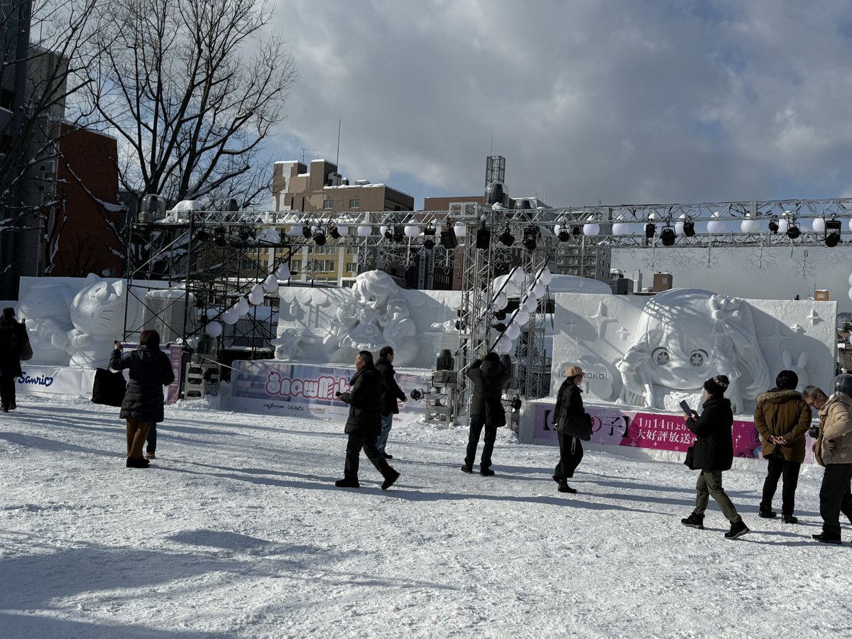 ヲタわし。物販列並び中に遠目に雪像鑑賞。
なお、完全防備して行ったがかなり暑い…
 #さっぽろ雪まつり2026