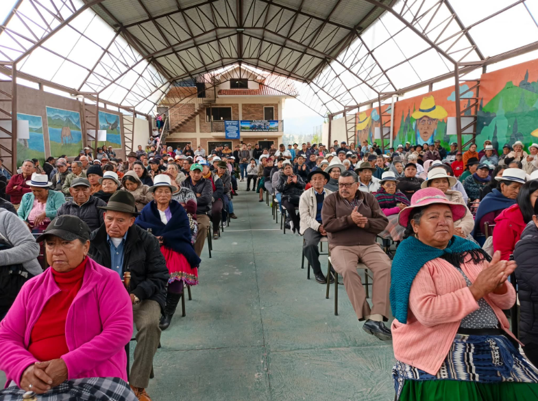 EcEnDirecto's tweet photo. #ATENCIÓN 
El presidente de la #Conaie, Marlon Vargas, acompañado de la Federación de Organizaciones Indígenas y Campesinas del #Azuay, y comunidades de #Kimsakocha, participaron de un diálogo con el embajador de Canadá, con el objetivo de denunciar #atropellos de Dundee Precious Metals, demostrar su #rechazo a un #TLC minero y señalar la criminalización de defensores del agua.