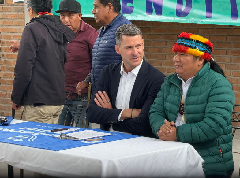 EcEnDirecto's tweet photo. #ATENCIÓN 
El presidente de la #Conaie, Marlon Vargas, acompañado de la Federación de Organizaciones Indígenas y Campesinas del #Azuay, y comunidades de #Kimsakocha, participaron de un diálogo con el embajador de Canadá, con el objetivo de denunciar #atropellos de Dundee Precious Metals, demostrar su #rechazo a un #TLC minero y señalar la criminalización de defensores del agua.