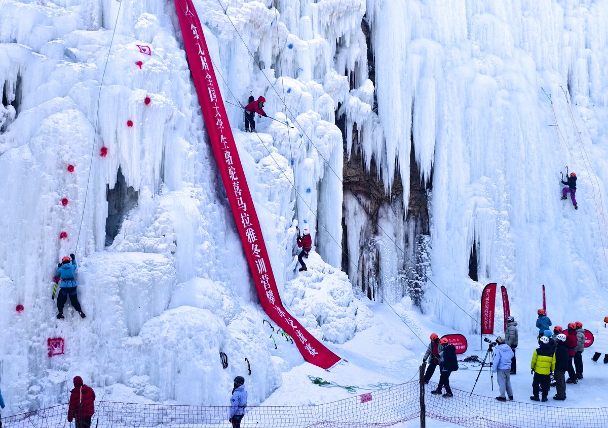 ChinaDaily's tweet image. Have you tried #iceclimbing? ❄️❄️🧗🧗

A total of 114 student #mountaineering enthusiasts from 33 universities across #China gathered at Yudushan scenic area in #Beijing for a mountaineering-themed winter camp, during which the students received training in ice climbing, #hiking,