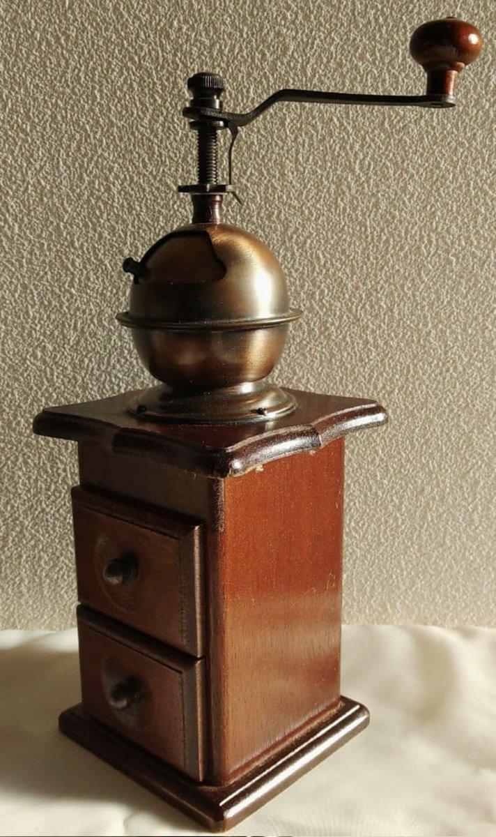 手挽きのコーヒーミルに興味を持ったDjibrilさんです☕️
雰囲気あるねぇ〜✨️👀✨️

お高くなければ欲しいケド… はてさて