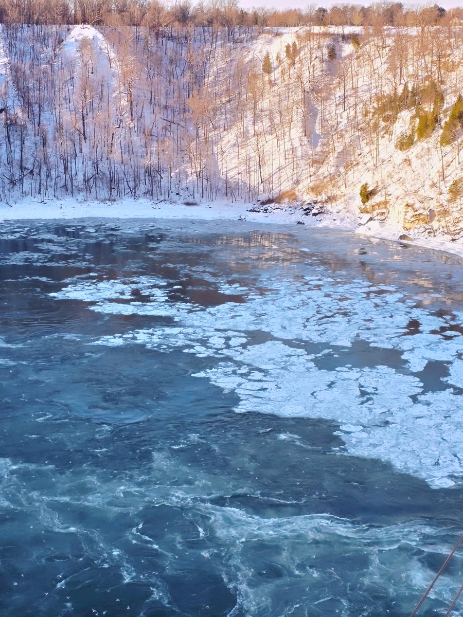 Kat_in_niagara's tweet image. A snowy Whirlpool in the Niagara River with countless seagulls winter fishing this week. ❄️❄️❄️❄️ #niagarafalls 
#ShareYourWeather @ThePhotoHour #StormHour
