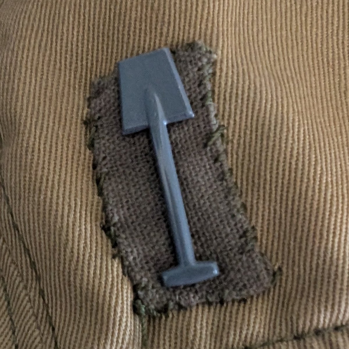 エマールドブ漬けからのアイロンスチーム攻めで気持ち起毛した気がする。
あと買ったスコップのピンズをタンカースキャップに付けてみた。かわいいね。