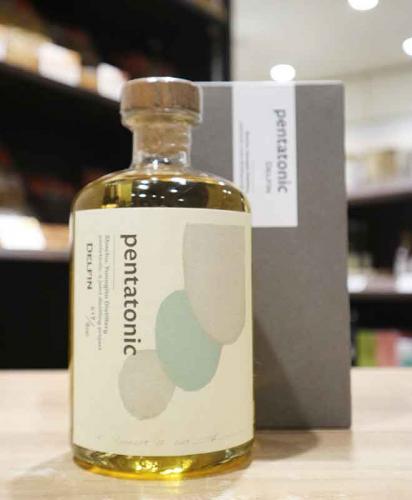 【pentatonic DELFIN　焼酎　柳田酒造】
芋焼酎では非常に珍しい2回蒸留を行い、その原酒と他の芋や麦を原料とした原酒、ミズナラ樽で熟成させた原酒もブレンド。
既存の芋焼酎にはない華やかで奥行きのある贅沢な一本。
贅沢な時間を彩るのにとてもおすすめです。
yajima-jizake.co.jp/products/detai…