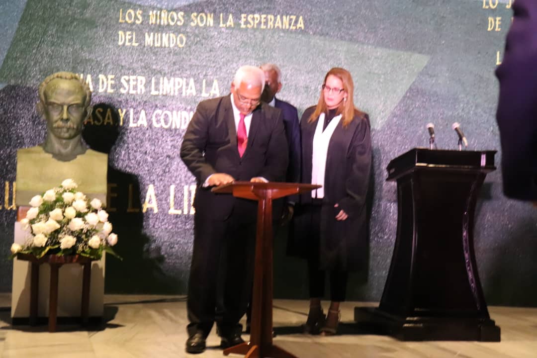 🇨🇺| El presidente <a href="/DiazCanelB/">Miguel Díaz-Canel Bermúdez</a>  presidió hoy en el Memorial José Martí, la toma de posesión de <a href="/Oscar_CubaTSP/">Oscar Silvera Martínez</a> como presidente del <a href="/TSupremoCU/">TSupremoCU</a>  así como la apertura del Año Judicial 2026. En el encuentro participó la ministra de Justicia <a href="/RosyCubaMINJUS/">Rosabel Gamón Verde</a> 
.
.
.
#MinjusConTodos 🇨🇺