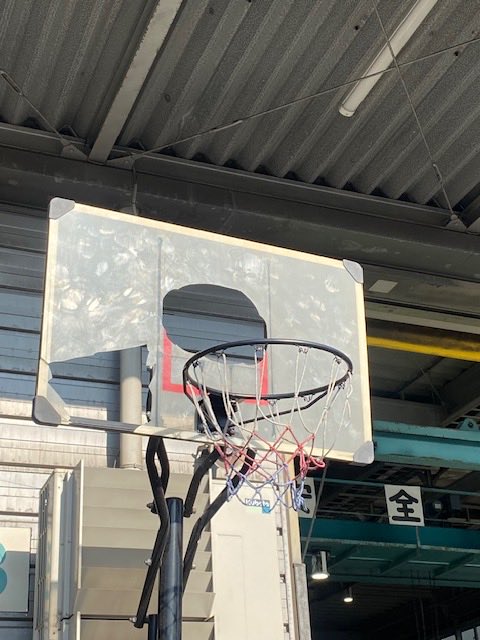 出社したら、バスケットゴールのバックボードが割れていました🏀💥
経年劣化のはずですが、
「シャキール・オニールがダンクした説」が社内で浮上しています。
※現在は使用禁止です

corporation.yoshu.co.jp
#豫洲短板産業　#バスケ